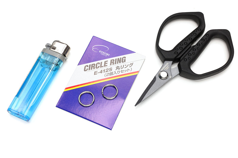 好みのカメラ用リング、ロープや細紐を切るハサミ、それからロープ端のほつれ止め（焼き留め）をするためのライター、瞬間接着剤も用意します。瞬間接着剤の代わりにUVレジン（<a href="https://k-tai.watch.impress.co.jp/docs/column/korekori/1145703.html" class="strong bn" target="_blank">関連記事</a>）を使うのもいいと思います。