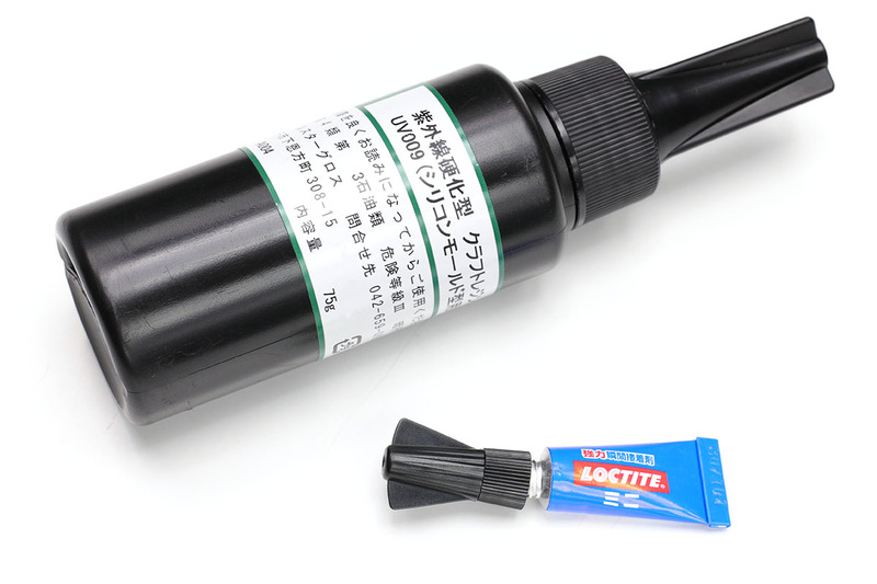 好みのカメラ用リング、ロープや細紐を切るハサミ、それからロープ端のほつれ止め（焼き留め）をするためのライター、瞬間接着剤も用意します。瞬間接着剤の代わりにUVレジン（<a href="https://k-tai.watch.impress.co.jp/docs/column/korekori/1145703.html" class="strong bn" target="_blank">関連記事</a>）を使うのもいいと思います。