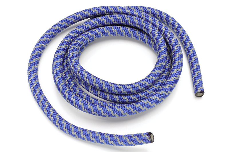 （1）ロープを必要な長さにカット。長さ調節方法も後述しますので、無難に長めにカットしておくのもアリです。カットしたら、端をライターで炙って焼き留めます。ホツレ防止ですね。ロープ端を炙って溶かして指先やツールで成形して……を何度か繰り返してホツレないようにします。火傷と火事には超絶注意です！