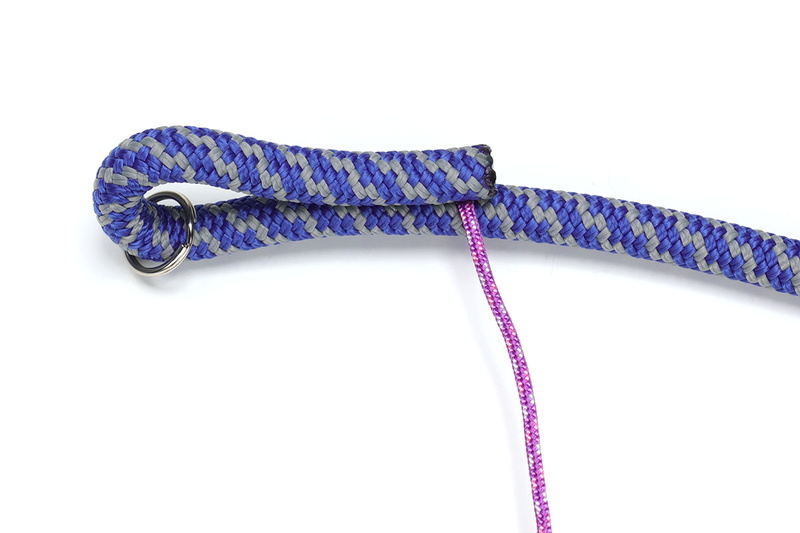 （3）ロープ端を二重に折ります。このとき、ロープの間に細紐を入れてしまいましょう。また、二重にするロープとその間に入る細紐に瞬間接着剤を付けて仮止めすれば、以降の作業を行いやすくなります。細紐でロープ二重部分を少し縫い、それから細紐を巻き始めてもいいでしょう。