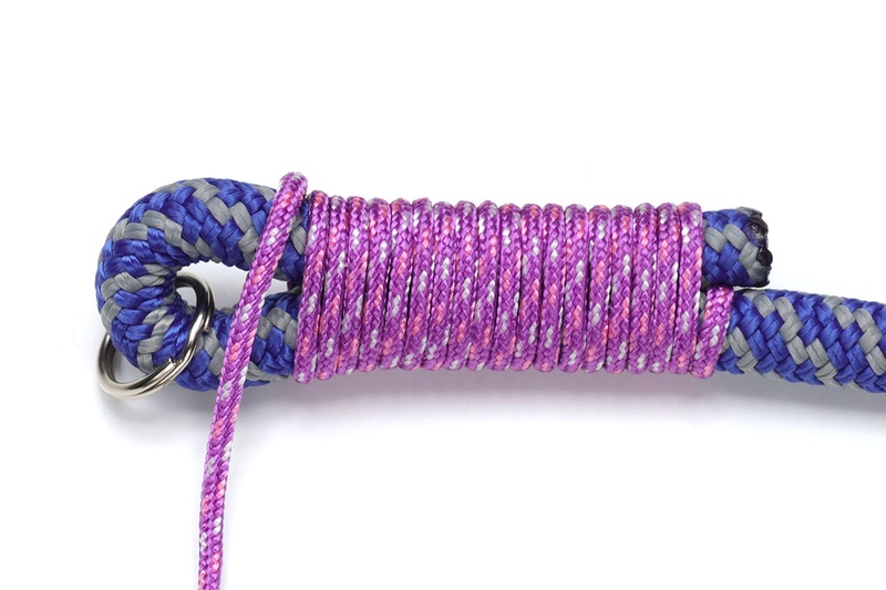 （5）強く2～3cm程度巻けば十分な強度が出ると思います。細紐を強く巻くほど、また、巻く回数が多いほど、ロープ二重部分の摩擦が大きくなり、強度が高まります。巻いていくとき、瞬間接着剤で細紐を仮止めしつつ巻き進めると作業が容易になります。