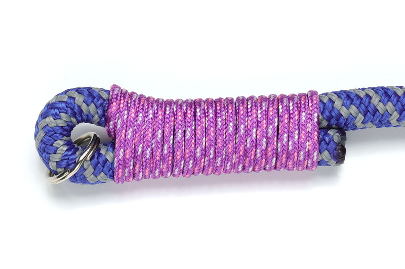 （6）巻き終えたら、細紐の端を瞬間接着剤などで固定します。巻き始め周辺と巻き終わり周辺の何カ所かを固定すると、より耐久性が高まります。紐の接着・固定にUVレジンを使うと、ゆっくり作業していけます。