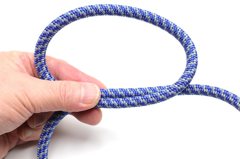 （1）ストラップの途中を二重にしつつ長さを調節します。ループのぶんだけ短くなります。