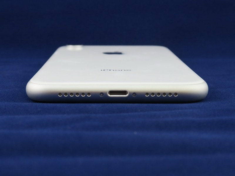 下部にはLightning端子を備える