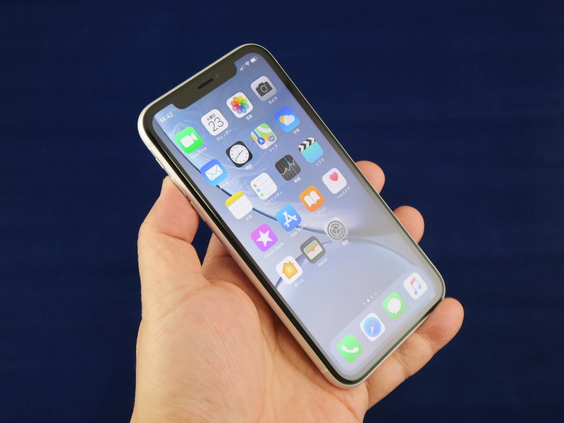 iPhone XR。筆者の手にはちょうどいいサイズ感で、iPhone XS Maxよりも扱いやすい印象
