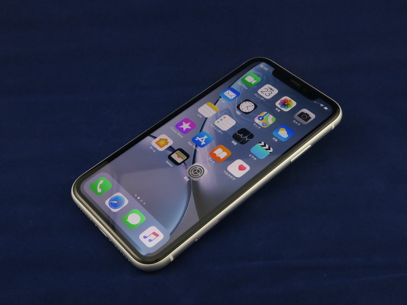 アップル「iPhone XR」、約150.9mm（高さ）×75.7mm（幅）×8.3mm（厚さ）、約194g（重量）、ホワイト（写真）、イエロー、コーラル、ブラック、ブルー、（PRODUCT）REDをラインナップ