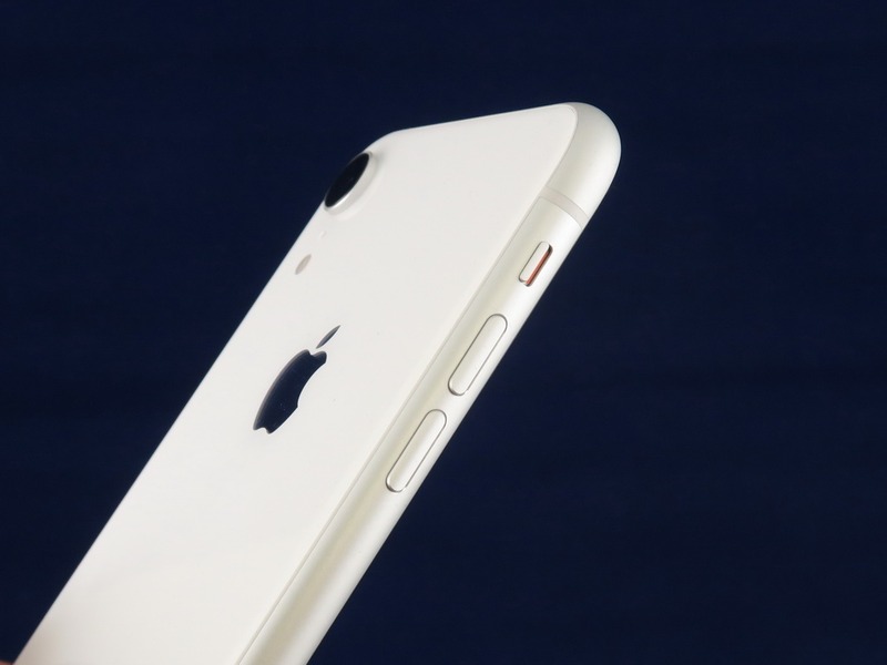 左側面には音量キー、着信/サイレントスイッチを備える