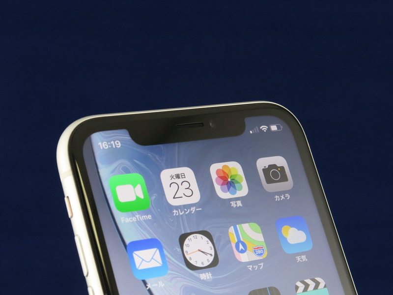 ディスプレイの上部は液晶ディスプレイながら、OLEDと同じノッチ（切り欠き）があり、TrueDepthカメラを内蔵する