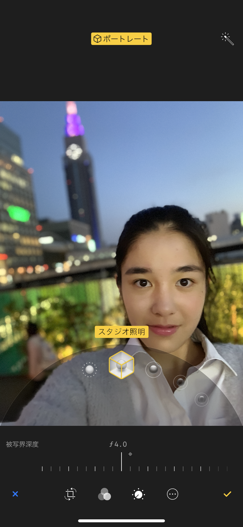ポートレートモードで撮影後、［写真］アプリ内で［編集］を選ぶと、ライティングを変更したり、被写界深度を変更して、背景をぼかすことができる