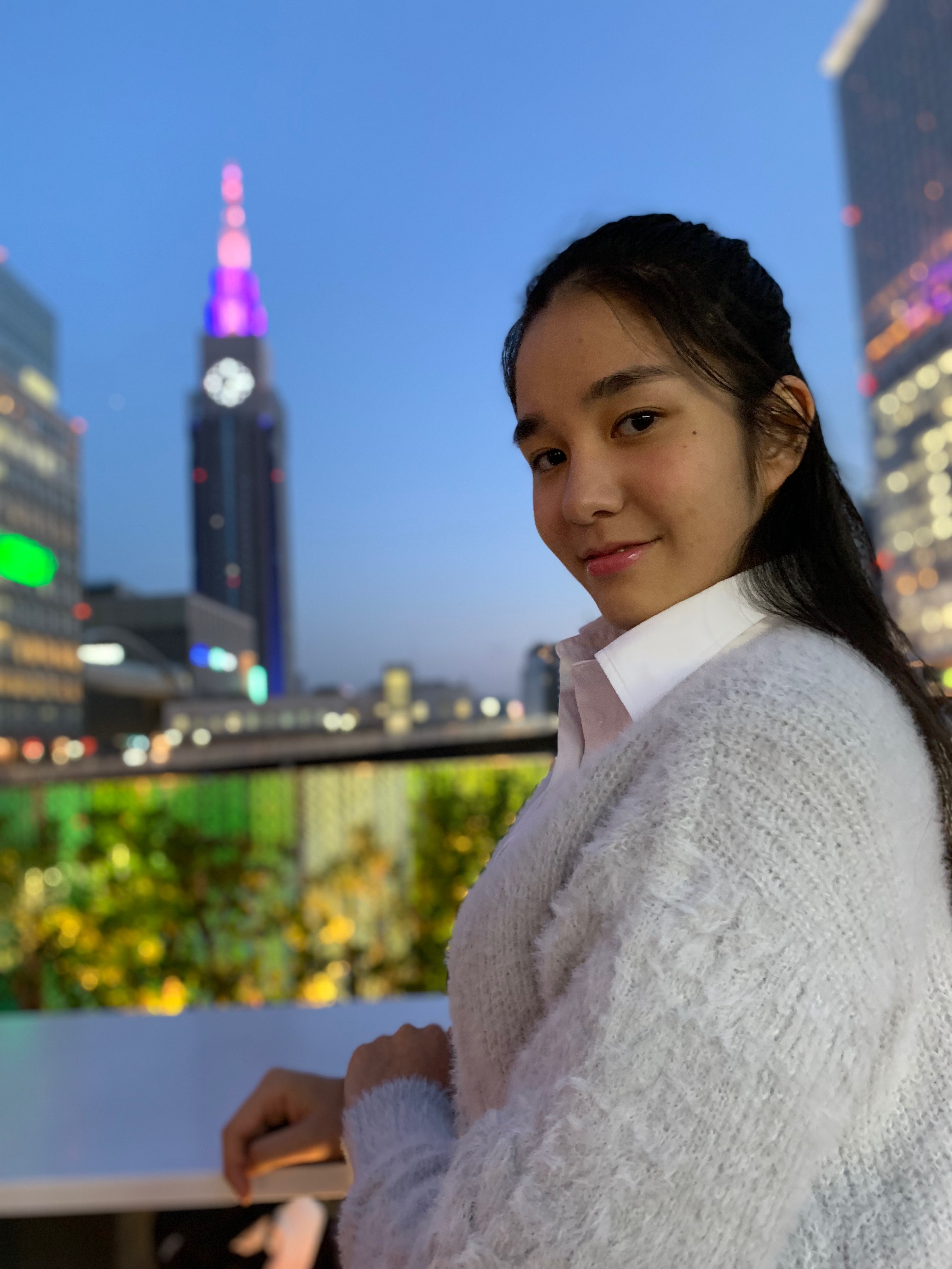 ポートレートモードで撮影。そのままパソコンに読み出すと、背景のボケが消えてしまうが、AirDropやiCloud経由で転送すると、このように背景がしっかりとボケた写真になる（リンク先は3024×4032ドット）　モデル：<a href="http://bonbon-famin.com/cn2/g01.html" class="strong bn" target="_blank">るびぃ</a>（ボンボンファミンプロダクション）