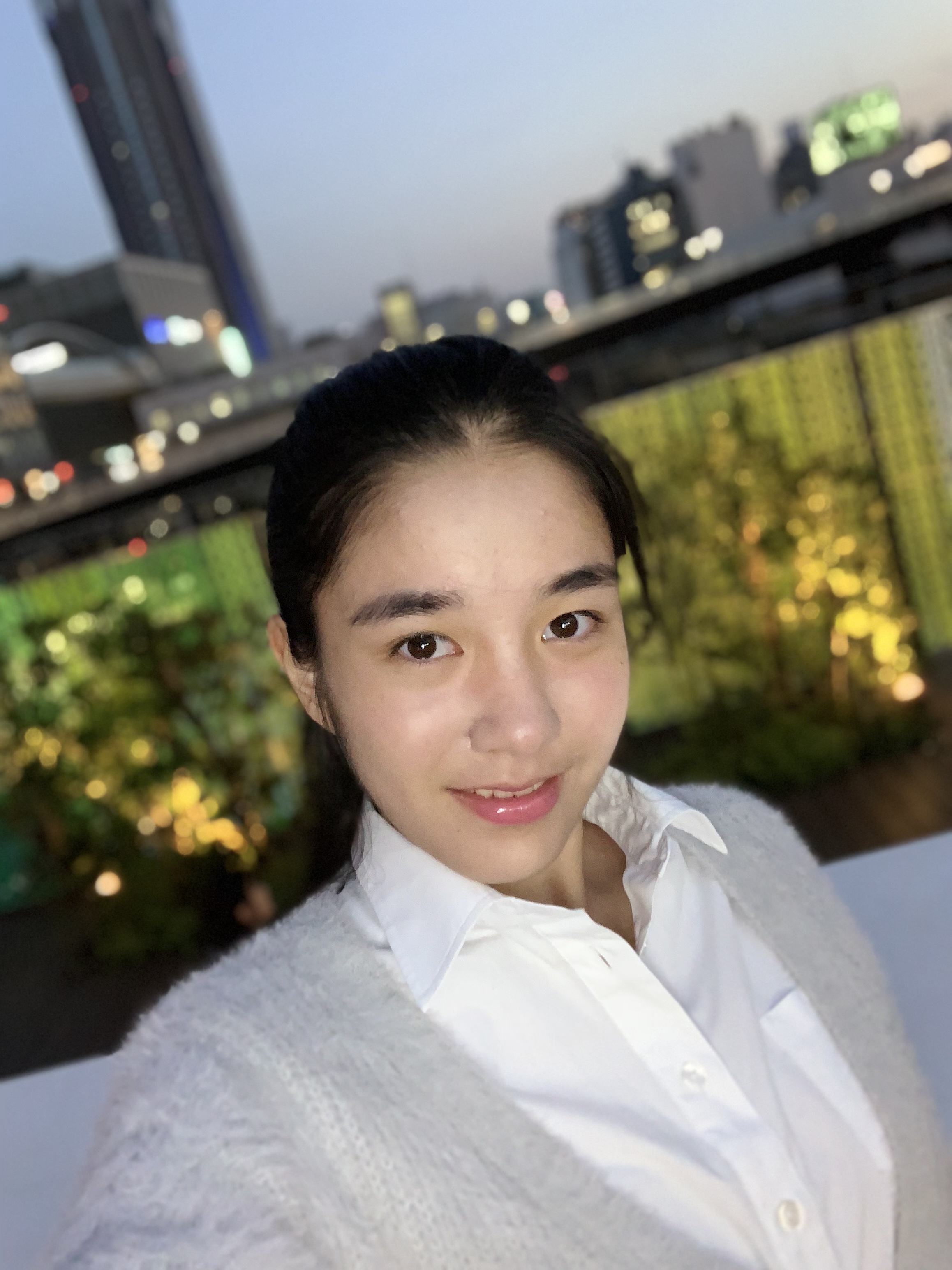 セルフィーで撮影すると、画面がフラッシュ代わりに光り、暗いところでも顔がしっかりと写る（リンク先は2316×3088ドット）　モデル：<a href="http://bonbon-famin.com/cn2/g01.html" class="strong bn" target="_blank">るびぃ</a>（ボンボンファミンプロダクション）