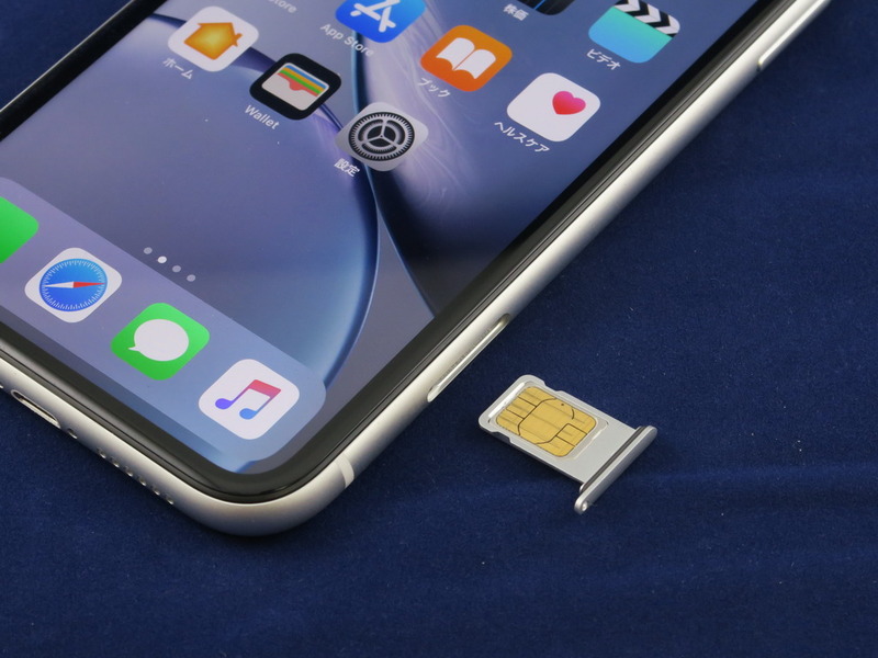 SIMトレイにはnanoSIMカードを1枚、装着可能。eSIMとのデュアルSIM構成だが、年内のアップデートで利用できるようになる