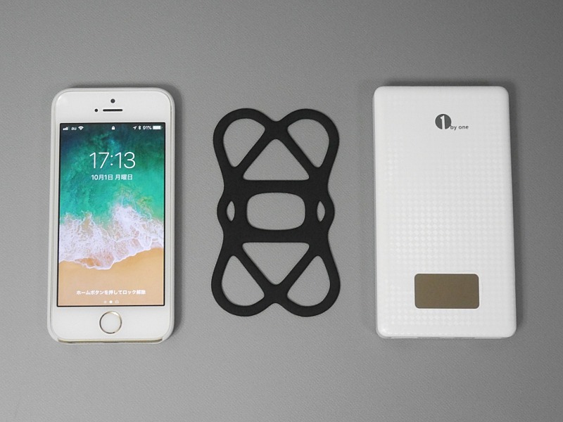 本体サイズは幅63.5mm、高さ105mm。iPhone SE（左）に近いサイズ