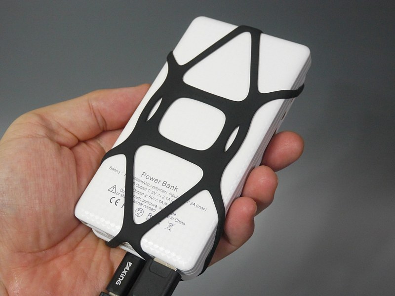 反対側から見たところ。滑り止めにもなるので常時モバイルバッテリーに取り付けて持ち歩くのもよさそうだ