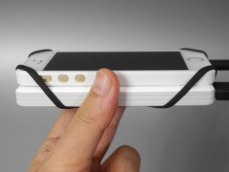 横から見たところ。スマホはケースを装着した状態でも取り付けられるが、四隅が丸みを帯びていると引っ掛けにくいことも