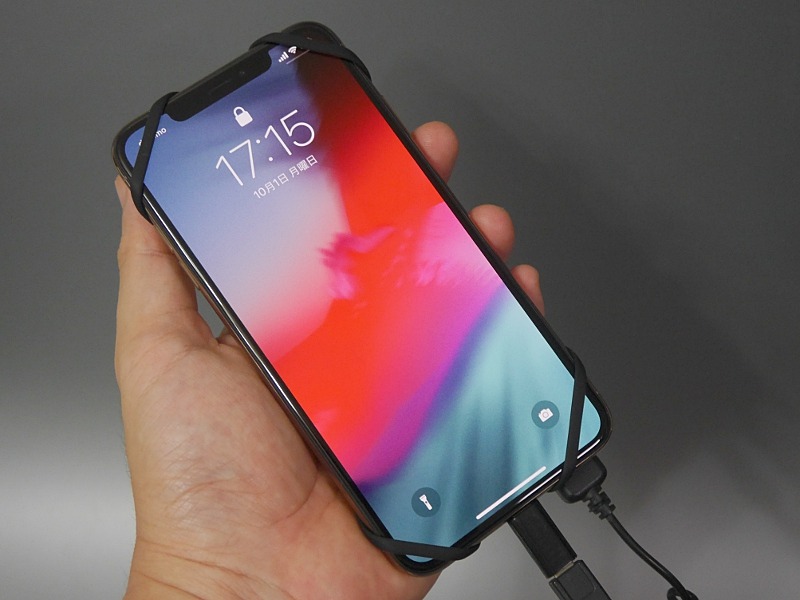 ベゼルレスのスマホは四隅が若干隠れてしまう場合がある。写真はiPhone Xs Max