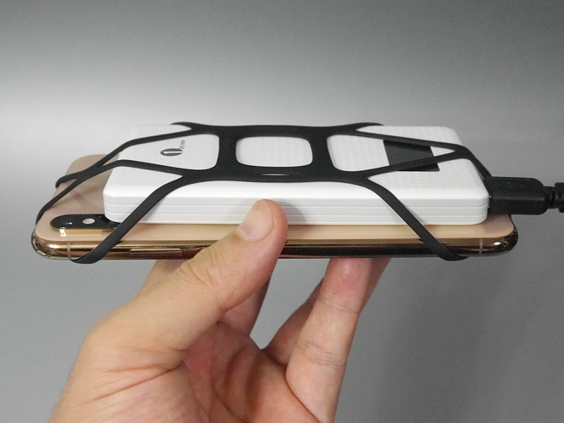 スマホのサイズによってはカメラ部に干渉することもあるが、かけたまま使用するのでなければ問題はないだろう