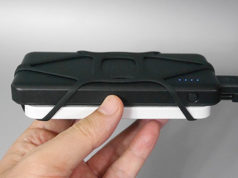 横から見たところ。5型未満のスマホに10,000mAh以上の大容量バッテリーを取り付ける場合は要注意だ