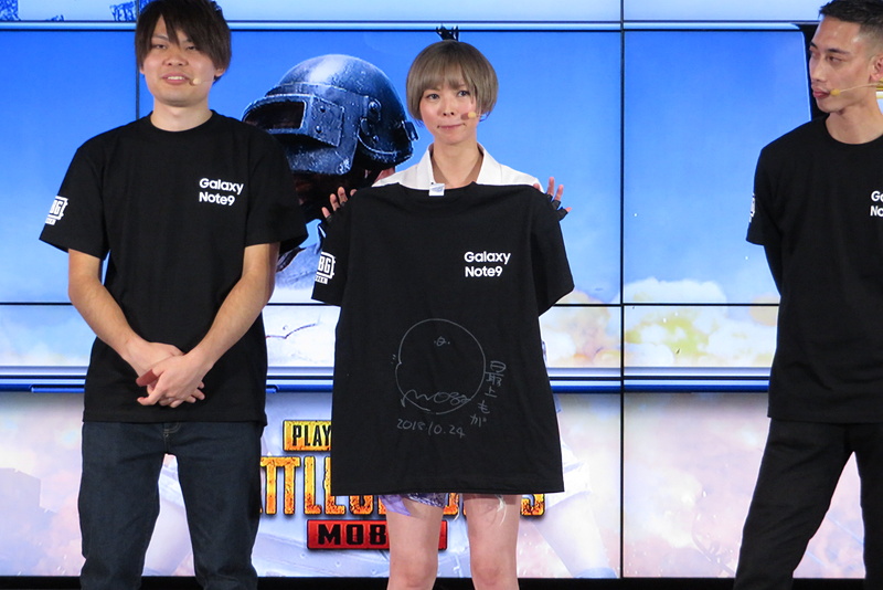 エキシビジョンマッチの優勝賞品サイン入りTシャツ