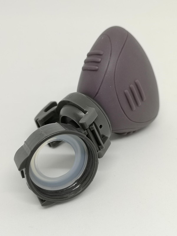 白い柔軟な部分をペットボトルの飲み口に回転させて固定する