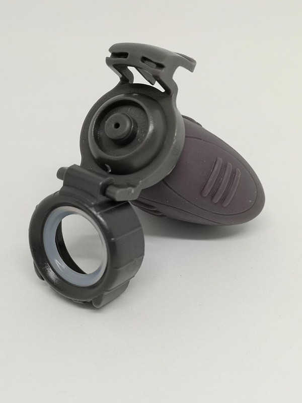 諸葛孔明の被り物のようなゴム素材の部分を押して空気をペットボトル内に押し込む仕組みだ