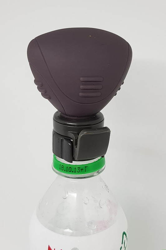 空気をたっぷり押し込むと、ペットボトルの側面を指先で押しても、パンパンで強い反発力を感じる