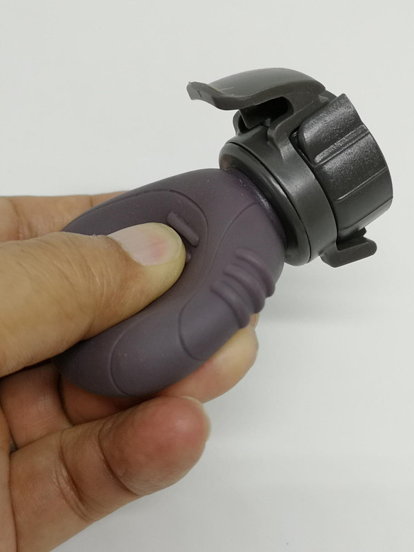 こういう感じで親指と人差し指で入るところまで空気をペットボトル内に送り込む