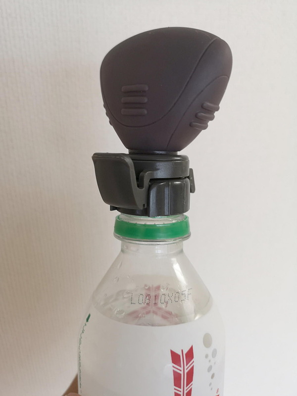 蓋を開ける時はU字型をした出っ張りのレバーを指先で強く押す