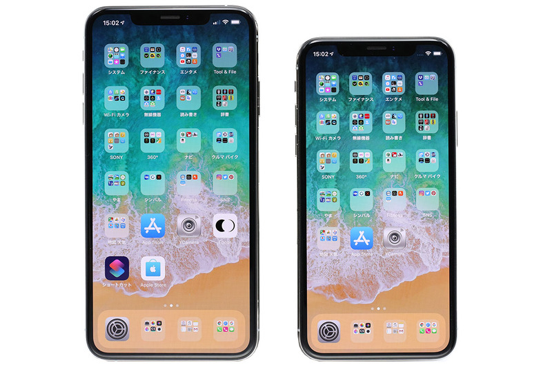 左写真は、6.5インチのiPhone XS Maxと5.8インチのiPhone Xを比べた様子。右写真は、5.5インチのiPhone 7 Plus（モック）と比べた様子（iPhone 8 Plusは下取りに出しちゃったので～）。iPhone XS Maxは表側全体が画面で、画面サイズもビッグ。表示部の広さは圧巻です。