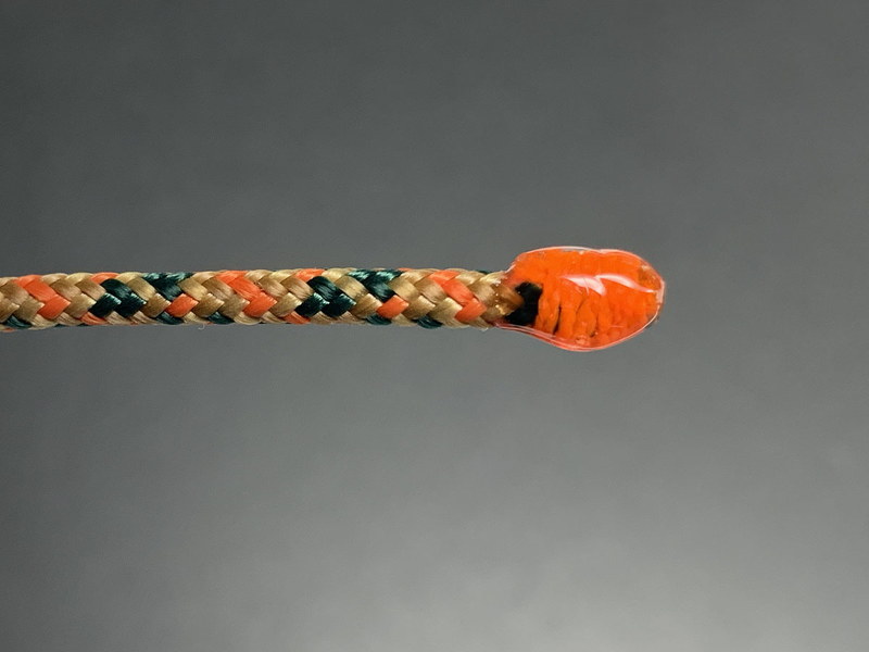 参考になりにくい画像ですみませんが、左と中央がiPhone XS Maxで撮った写真で、右がiPhone Xで撮ったもの。化繊紐を加工していくというWebコンテンツ用に撮ったもので、蛍光灯の下、机上でちょちょっと撮った感じです。これらの写真はリサイズした程度の処理ですが、さらに色味やコントラストを調節すればより引き締まった画像にもなります。またそうしたときの画質的破綻が起きにくいとも感じられます。スマホ写真なのに！