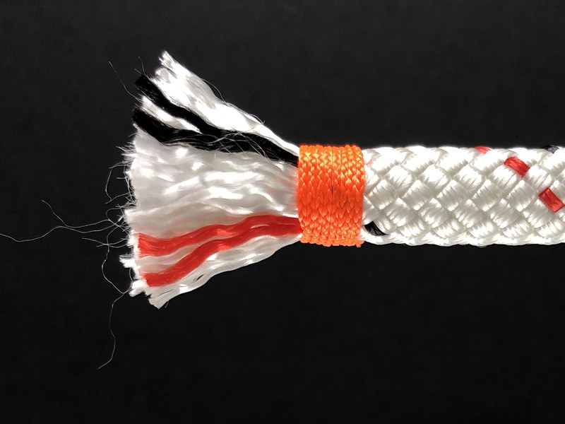 参考になりにくい画像ですみませんが、左と中央がiPhone XS Maxで撮った写真で、右がiPhone Xで撮ったもの。化繊紐を加工していくというWebコンテンツ用に撮ったもので、蛍光灯の下、机上でちょちょっと撮った感じです。これらの写真はリサイズした程度の処理ですが、さらに色味やコントラストを調節すればより引き締まった画像にもなります。またそうしたときの画質的破綻が起きにくいとも感じられます。スマホ写真なのに！