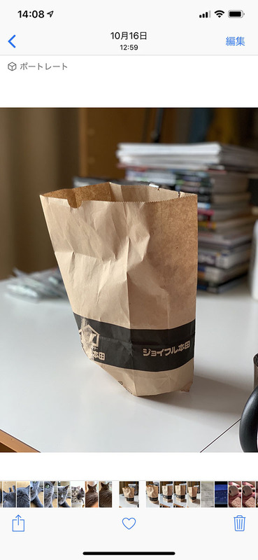 デュアルカメラ搭載のiPhoneで使える撮影モード「ポートレートモード」では、撮影時に照明効果を付加したり背景のボケ味をコントロールできます。背景のボケ味コントロールは効果的で、ジョイフル本田の単なる紙袋をフォトジェニックに撮ったりすることもできます。って言うか、これも参考になりにくい作例でスミマセン！　iPhone XSシリーズでは、撮影後でもボケ味をコントロールすることができるようになりました。