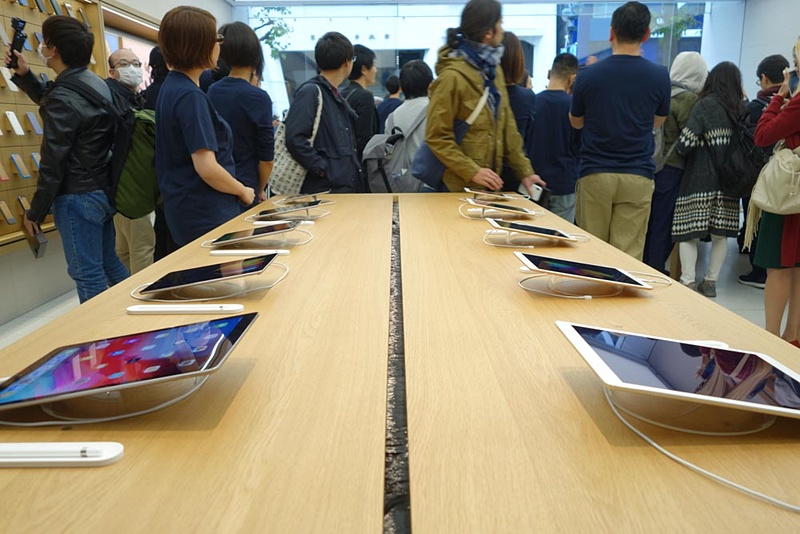 iPadやMacなども展示。旧店舗より増床されたので展示にも余裕がある印象