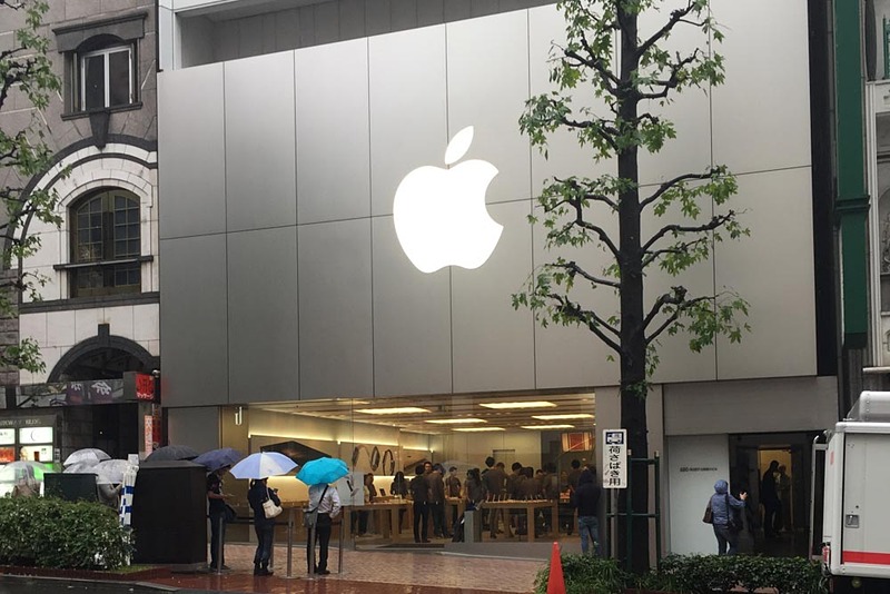 こちらはリニューアル前の旧店舗。2階の窓がなく、全体的にMacBookを思わせるメタリックな雰囲気（2015年9月撮影）
