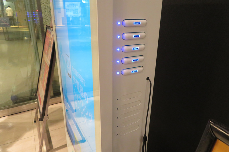 左右に10個ずつ貸出スロットを装備。利用にあたってはアプリを使うため、バッテリー切れを起こしたスマートフォン用に充電ケーブルも用意されている