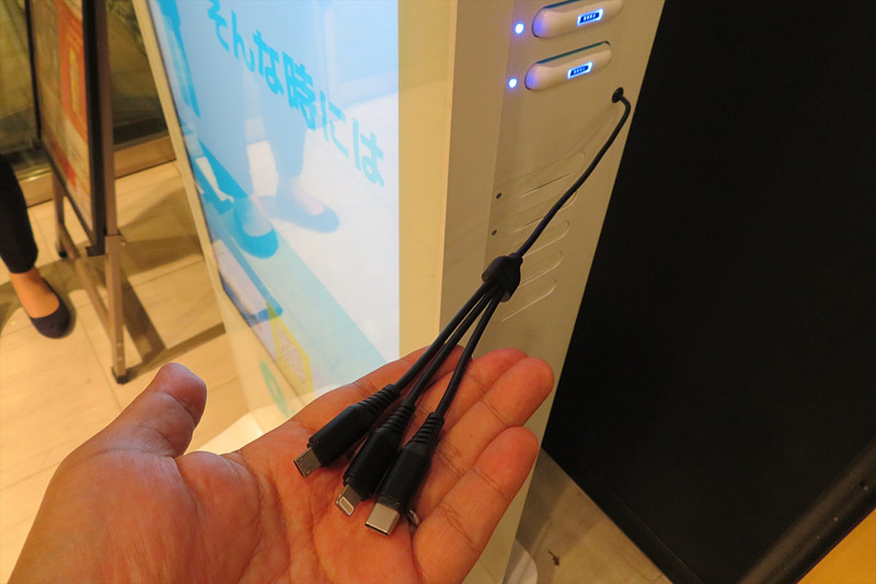 左右に10個ずつ貸出スロットを装備。利用にあたってはアプリを使うため、バッテリー切れを起こしたスマートフォン用に充電ケーブルも用意されている