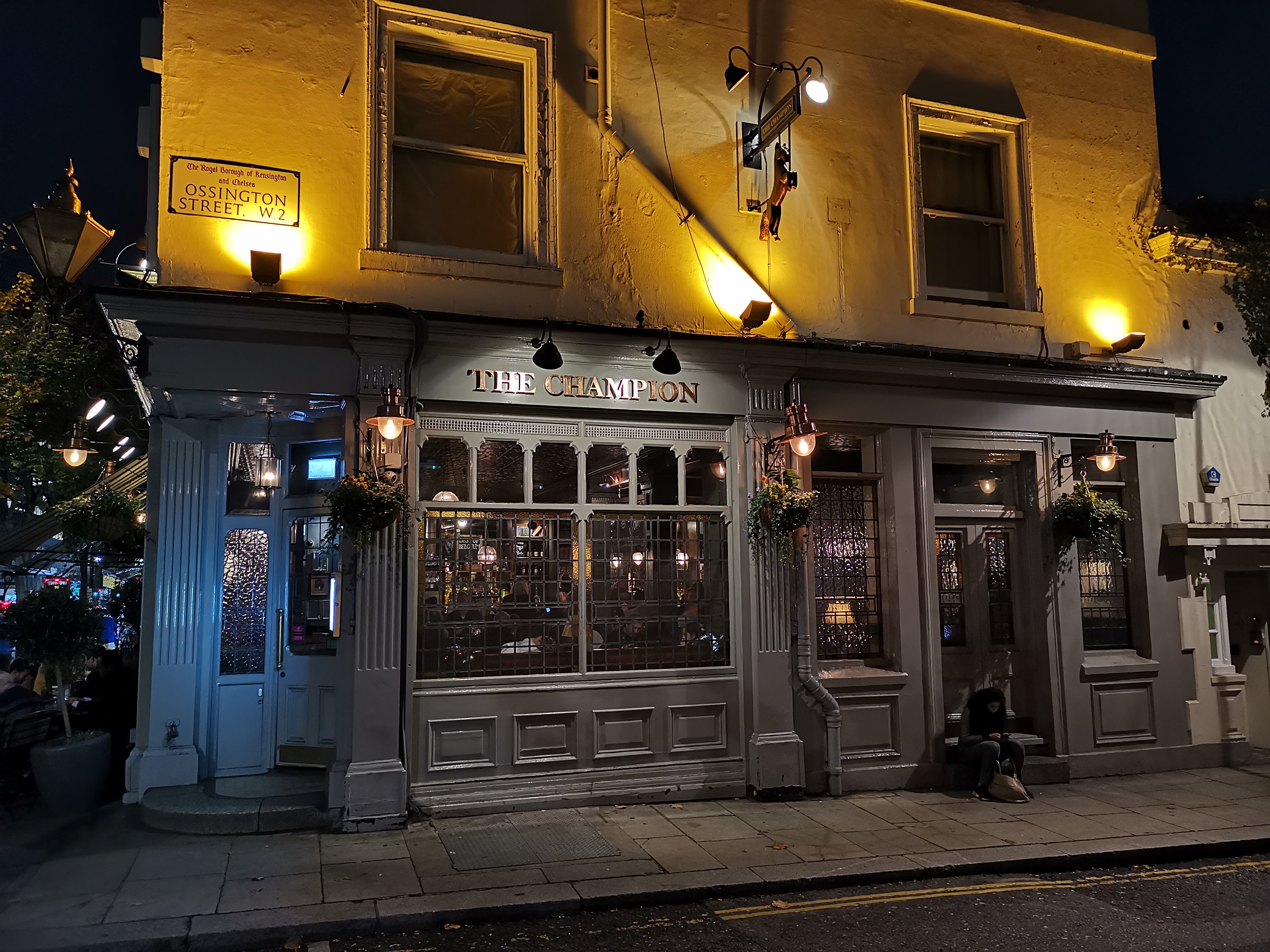 夜、ライティングされた建物を撮影。暗いところと明るいところがバランス良く撮影できている