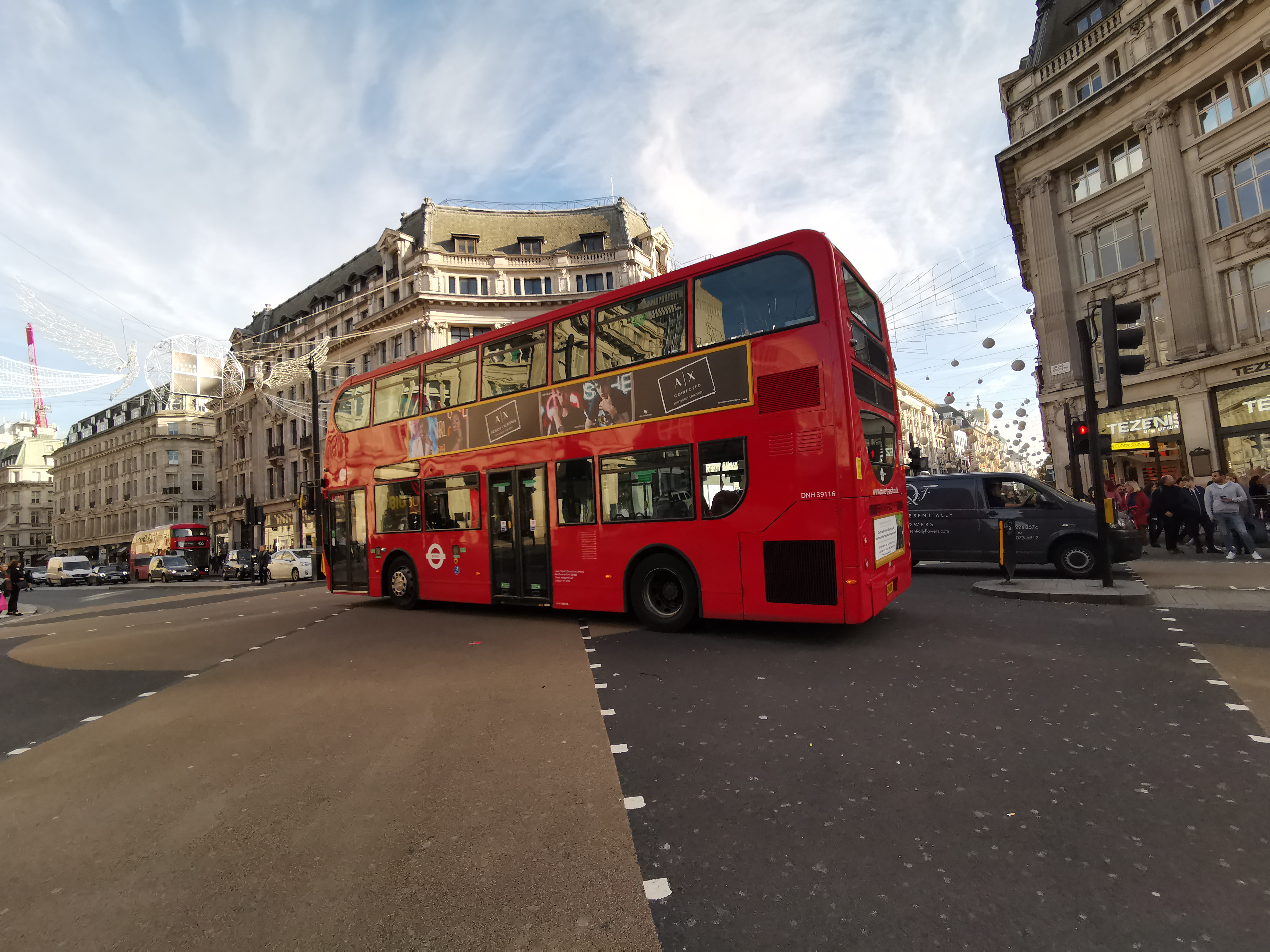 超広角で街の様子を撮影。少しワイドな感じのユニークな写真が撮影できる