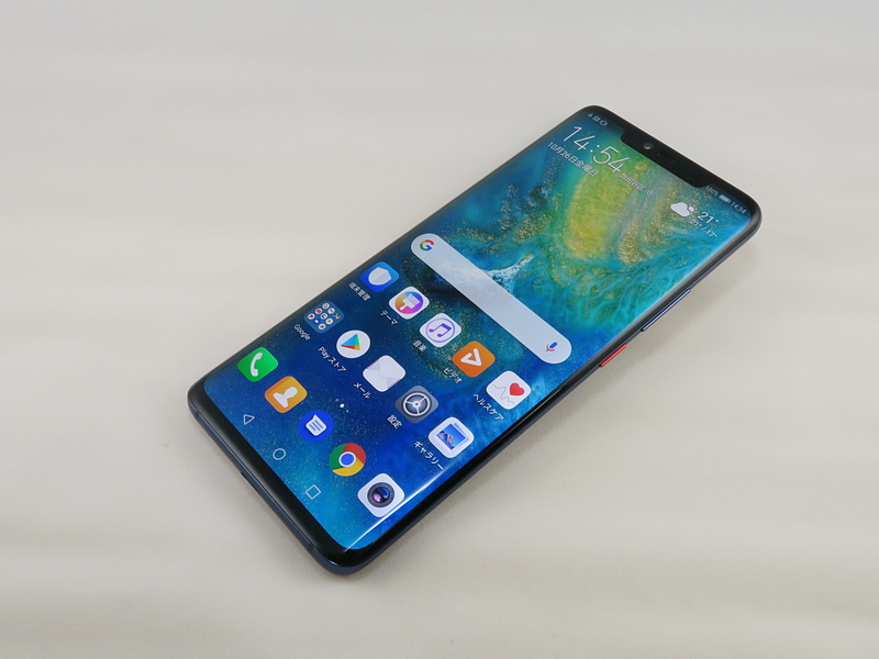 ファーウェイ「HUAWEI Mate20 Pro」、約157.8mm（高さ）×72.3mm（幅）×8.6mm（厚さ）、約189g（重量）、Midnight Blue（写真）、Black、Emerald Green、Twilight