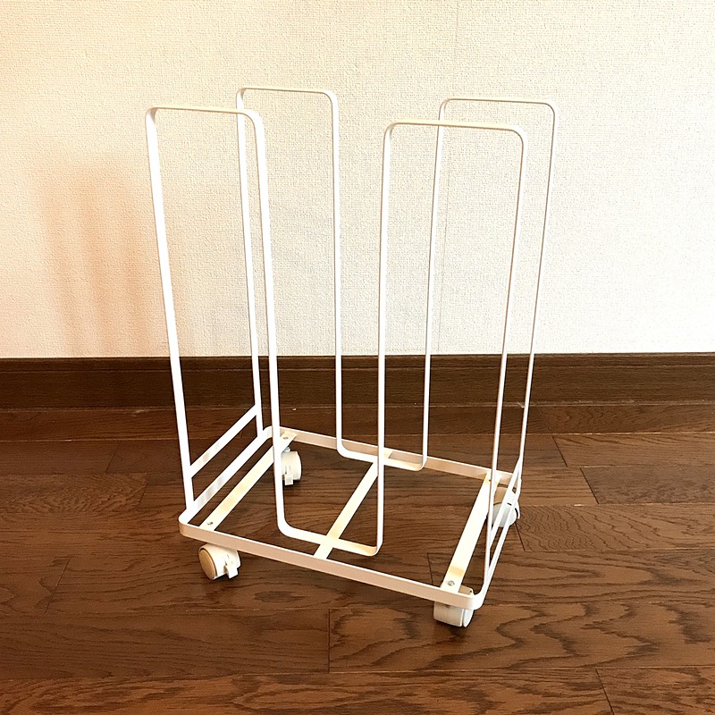 山崎実業の「ダンボールストッカー」。見た目は金属製の柵です