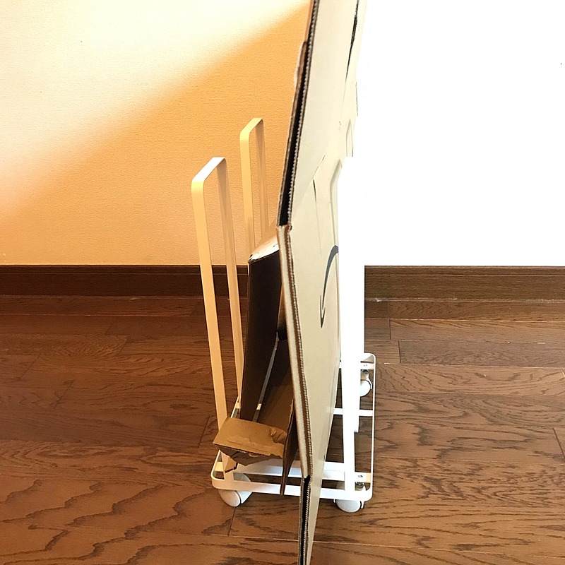 横から。ダンボールの厚みや大きさにもよりますが10枚程度は収納できます