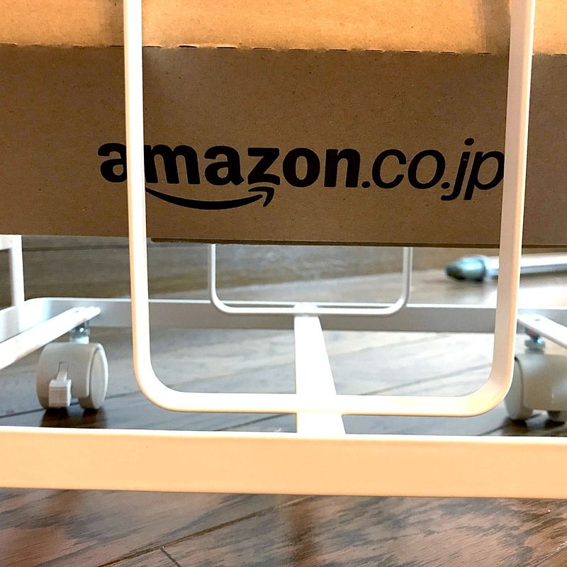 下部にこのように隙間が空いており、ダンボールを立てたままヒモで結束できるようになっています