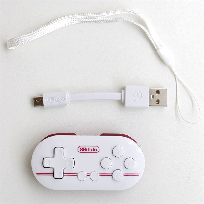 内容物一覧。USBケーブルは非常に短いので、一緒に持ち歩くのにはよいが使い勝手はよくなさそうだ