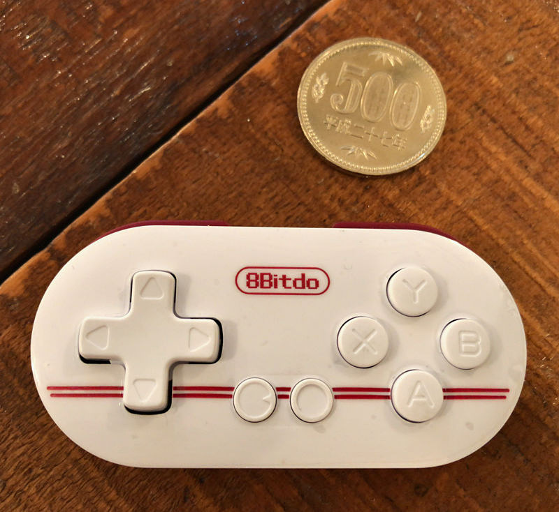 500円玉と比べた様子。なかり小さいことがわかるだろう。