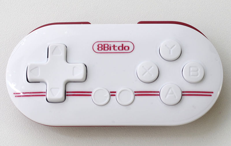 パッドおもて面。LボタンRボタンもあり、必要十分な数のボタンがある