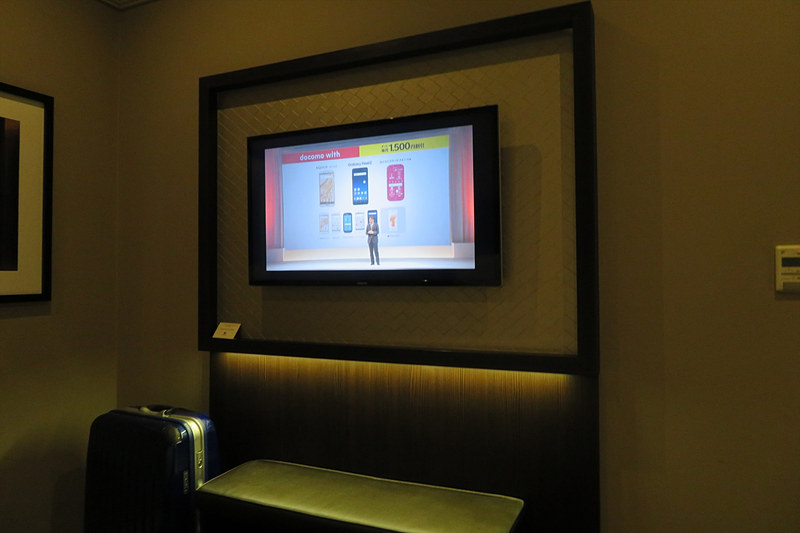 ホテルの部屋のテレビでドコモの発表会をチェック
