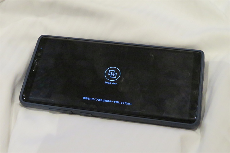 しばらくするとスマホ側は電池が減らないように画面が暗くなる