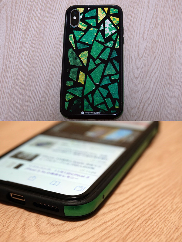 Deffの「Hybrid Case Etanze for iPhone XS」ケース。ステンドグラス風の背面を自慢したくなる一品だが、ここではフィルムとの相性に注目したい