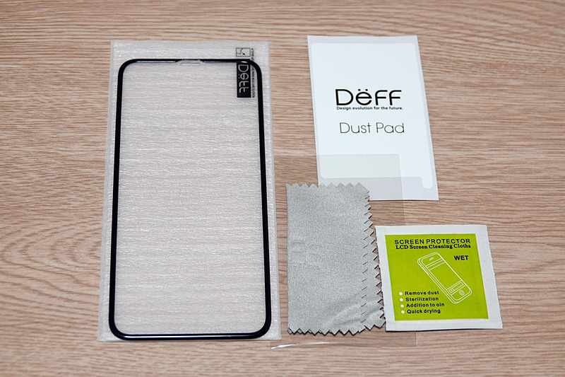 同梱物は、BUMPER GLASS for iPhone XS本体と、iPhoneのディスプレイを拭くウェット／ドライシート、それとホコリ取りのシール。ガイド的なものは入っていなかった