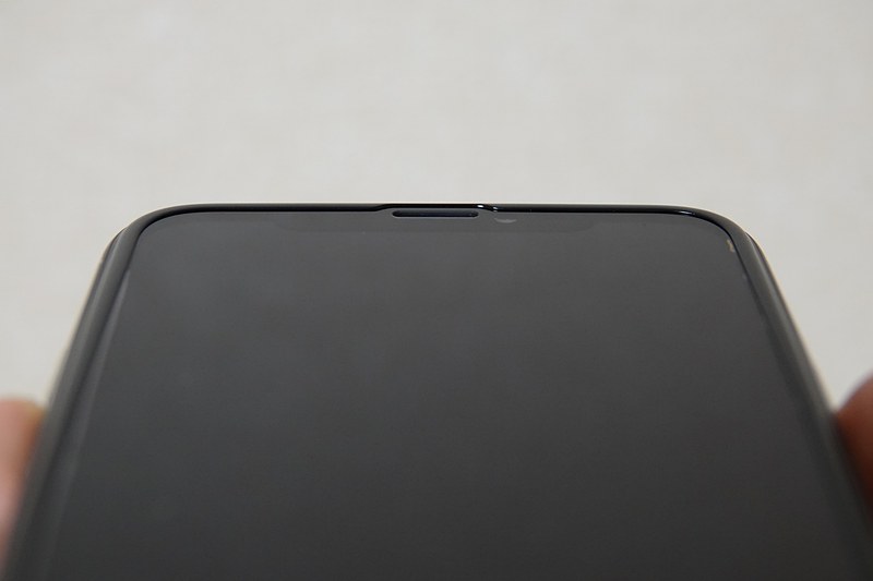 ほんの少しだけ盛り上がっているのがわかる。この適度な厚みのおかげでフィルムが置いた面に密着することを防げるし、“ほんの少しだけ”盛り上がっているおかげで、支障をきたすことなく操作できる